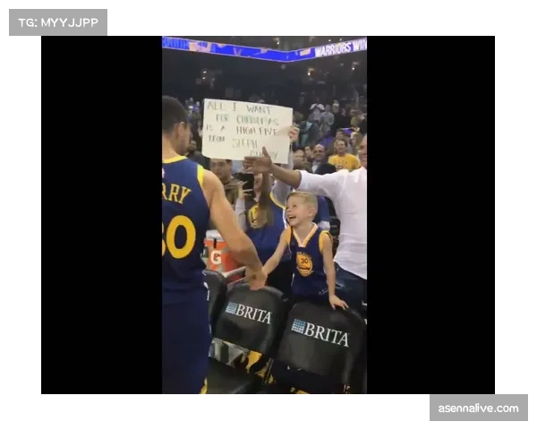 赛场花絮：小球迷闯入赛场与球员击掌，被保安“护送”离场